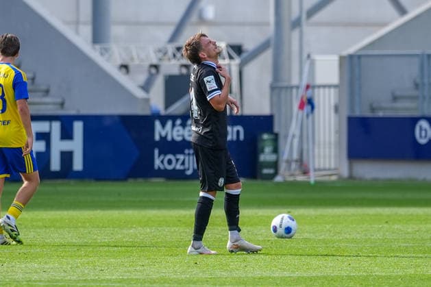 Dutch Soccer, International Friendly, International Break, 3rd Division, Eredivisie, 2026–2027 Season, Kooi Stadium, Leeuwarden, Netherlands, Saturday, October 3, 2026, SC Cambuur Leeuwarden vs. SV Meppen; Thorben Deters (SV Meppen), No. 14, is in pain; injury; foul Copyright: xMichelxWittex