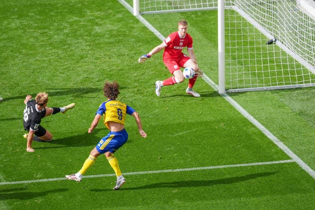 Dutch Soccer, International Friendly, International Break, 3rd Division, Eredivisie, 2026–2027 Season, Kooi Stadium, Leeuwarden, Netherlands, Saturday, October 3, 2026, SC Cambuur Leeuwarden vs. SV Meppen, Julius Pünt (SV Meppen) makes a strong save, spectator’s perspective Copyright: xMichelxWittex