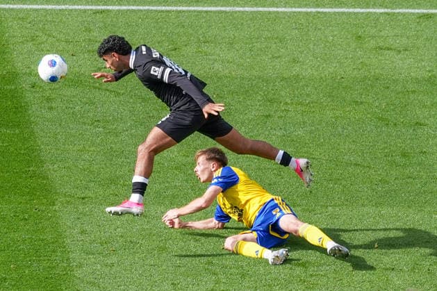 Dutch Soccer, International Friendly, International Break, 3rd Division, Eredivisie, 2026–2027 Season, Kooi Stadium, Leeuwarden, Netherlands, Saturday, October 3, 2026, SC Cambuur Leeuwarden vs. SV Meppen, Kasra Ghawilu (SV Meppen), No. 10 clears the ball Copyright: xMichelxWittex