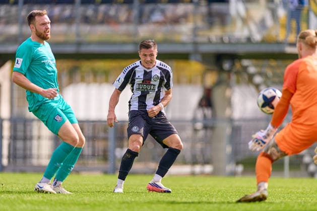 Tim Weissmann (FSV Frankfurt), 04, shot on goal by Michael Kleinschrodt (VfR Aalen), 09, Lucas Becker (FSV Frankfurt), 01 GER, VfR Aalen vs. FSV Frankfurt, soccer, Regionalliga Southwest Men, Matchday 10, 2026–2027 season, October 3, 2026 GER, VfR Aalen vs. FSV Frankfurt, Soccer, Regionalliga Southwest Men, Matchday 10, 2026–2027 season, October 3, 2026, Aalen Copyright: xEibner-Pressefoto GeraldxOelze-dexStoppanyx EP_ODS