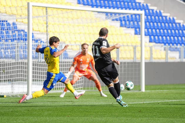 Dutch Soccer, International Friendly, International Break, 3rd Division, Eredivisie, 2026–2027 Season, Kooi Stadium, Leeuwarden, Netherlands, Saturday, October 3, 2026, SC Cambuur Leeuwarden vs. SV Meppen, Simon Engelmann (SV Meppen), 11 shots on goal Copyright: xMichelxWittex