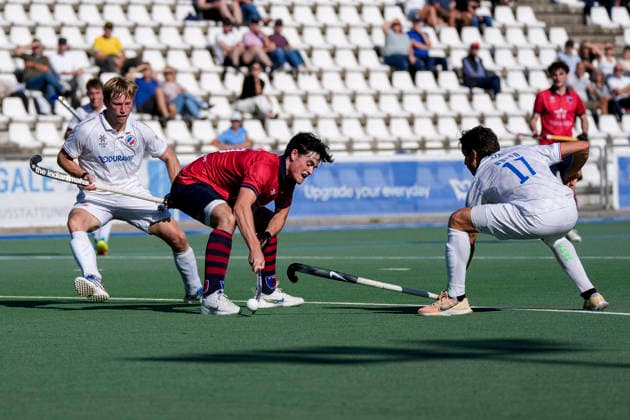 From left: Linus Müller (MHC), 5, captain; Milo Thompson (BHC), 70; Marc Bolto (MHC), 17; tackle, game action, duel, tackle, tackling, dynamism, action, 03 10 2026, Mannheim, Germany, hockey, 1st Bundesliga, men’s, Mannheimer HC vs. Berliner HC xozx