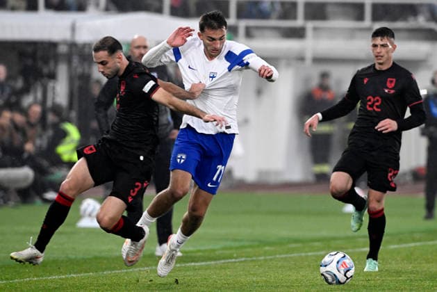LKS 20261003 Adam Marhiev (C) of Finland vies the ball with Mario Mitaj and Stavro Pilo (R) of Albania during the UEFA Nations League Group C1 football match between Finland and Albania in Helsinki, Finland, on October 3, 2026. - EMMI KORHONEN Helsinki Finland 6P4OfycSIZ0  Copyright: xEmmixKorhonenx 6P4OfycSIZ0