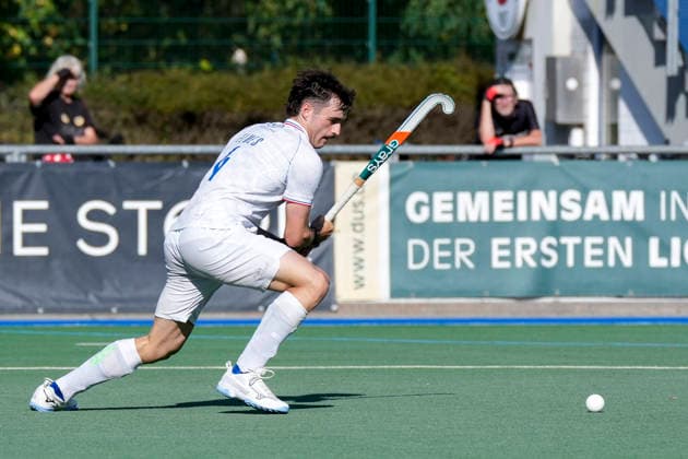 Jonty Elmes MHC, 4, with the ball, isolated, full-body, single frame, single photo, action, 03 10 2026, Mannheim, Germany, hockey, 1st Bundesliga, men s, Mannheimer HC vs. Berliner HC xozx