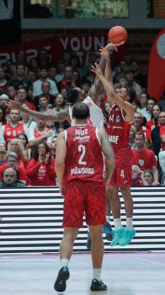 Pictured from left: Jeff Garrett Jr. of Telekom Baskets Bonn, No. 4, blocking Sam Griffin of Wuerzburg Baskets, No. 4, February 10, 2026, Fitness First Würzburg Baskets vs. Telekom Baskets Bonn, easyCredit BBL, Matchday 4, Germany, 97072, tectake Arena Würzburg, Copyright: HMBxMedia xJulienxBecker
