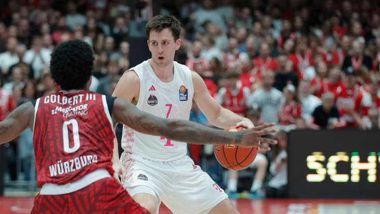 Pictured from left: Eddie Colbert III of the Würzburg Baskets (0) and Grayson Murphy of the Telekom Baskets Bonn (7) with the ball on October 2, 2026, Fitness First Würzburg Baskets vs. Telekom Baskets Bonn, easyCredit BBL, Matchday 4, Germany, 97072, tectake Arena Würzburg, Copyright: HMBxMedia xJulienxBecker