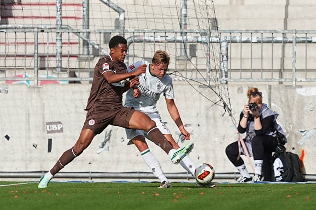 October 3, 2026, xydrx, Men s, Soccer, Friendly Match, FC St. Pauli vs. Borussia Mönchengladbach, 2026–2027 Season, Millerntor Stadium, Youssoupha Niang (FC St. Pauli), No. 7 in a tackle against Jan Leszczynski (Borussia Mönchengladbach), No. 5. DFB regulations prohibit any use of photographs as image sequences and or quasi-video. Copyright: HMBxMedia YannisxDreimann