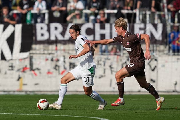 October 3, 2026, xydrx, Men s, Soccer, Friendly Match, FC St. Pauli vs. Borussia Mönchengladbach, 2026–2027 Season, Millerntor Stadium, Florian Neuhaus (Borussia Mönchengladbach), No. 10 in a tackle against Sam Klein (FC St. Pauli), No. 22. DFB regulations prohibit any use of photographs as image sequences and or quasi-video. Copyright: HMBxMedia YannisxDreimann
