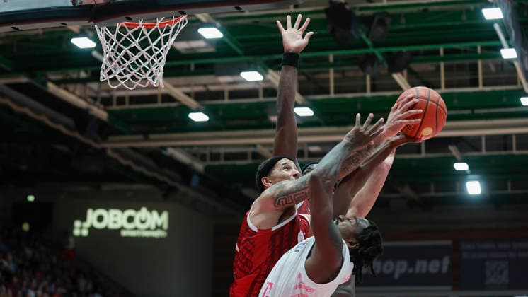 Pictured from left: Max Jones (Wuerzburg Baskets, 2) and Charles Thompson (Wuerzburg Baskets, 32) against John Michael Wright (Telekom Baskets Bonn, 1) on February 10, 2026, Fitness First Würzburg Baskets vs. Telekom Baskets Bonn, easyCredit BBL, Matchday 4, Germany, 97072, tectake Arena Würzburg, Copyright: HMBxMedia xJulienxBecker