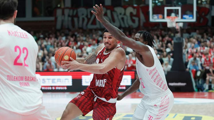 Pictured from left: Max Jones of the Würzburg Baskets, No. 2, making a layup against John Michael Wright of the Telekom Baskets Bonn, No. 1, February 10, 2026, Fitness First Würzburg Baskets vs. Telekom Baskets Bonn, easyCredit BBL, Matchday 4, Germany, 97072, tectake Arena Würzburg, Copyright: HMBxMedia xJulienxBecker