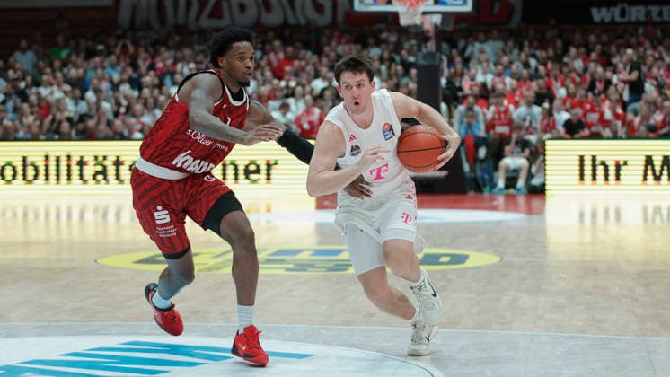 Pictured from left: Eddie Colbert III of the Würzburg Baskets (0) and Grayson Murphy of the Telekom Baskets Bonn (7) with the ball on October 2, 2026, Fitness First Würzburg Baskets vs. Telekom Baskets Bonn, easyCredit BBL, Matchday 4, Germany, 97072, tectake Arena Würzburg, Copyright: HMBxMedia xJulienxBecker