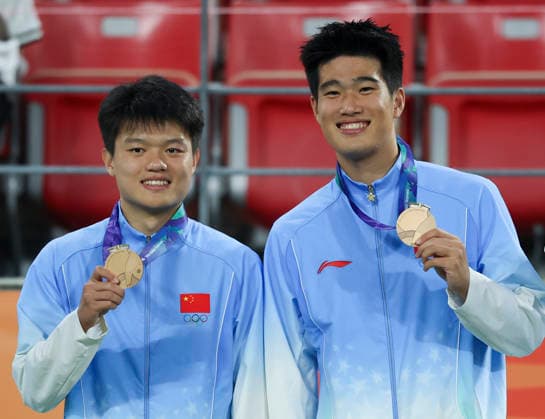 (261003) -- TOYOTA, Oct. 3, 2026 -- Bronze medalists Yang Xi (L) and Peng Xiao of China pose for photos during the awarding ceremony for men s football at 20th Asian Games Aichi-Nagoya 2026 in Toyota of Aichi Prefecture, Japan, Oct. 3, 2026. ) (SP)JAPAN-TOYOTA-ASIAN GAMES-FOOTBALL-MEN S-AWARDING CEREMONY JiaxHaocheng 
