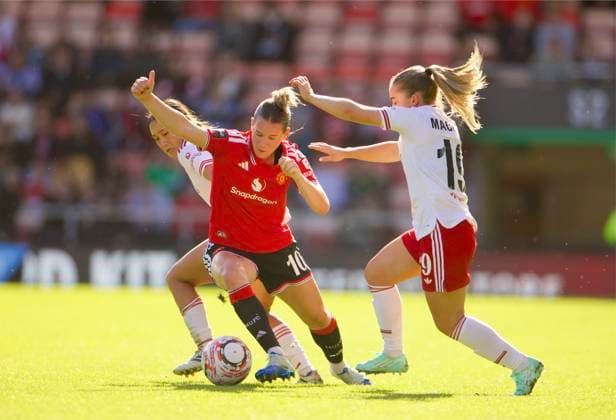 Football - FA Women s Super League - Manchester United, ManU FC Women v Liverpool FC Women LIVERPOOL, ENGLAND - Sunday, September 27, 2026: Liverpool FC Women s FÅ«ka Nagano (L) challenges Manchester United Women s Elisabeth Terland during the FA Women™s Super League match between Manchester United FC Women and Liverpool FC Women at Leigh Sports Village. (Photo by David Rawcliffe Propaganda) LEIGH Leigh Sports Village GREATER MANCHESTER ENGLAND Copyright: xDavidxRawcliffex 2026-10-03-Man_Utd_Women_v_Liverpool_Women-035_2