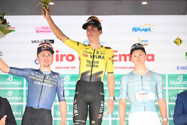 03-10-2026 Giro Dell emilia; 2026, Visma - Lease A Bike; 2026, Pinarello - Q36.5; 2026, Net Company - Ineos; Piganzoli, Davide; Pidcock, Thomas; Onley, Edgar Oscar; Bologna - San Luca;