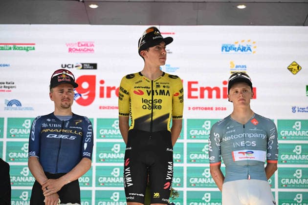 03-10-2026 Giro Dell emilia; 2026, Visma - Lease A Bike; 2026, Pinarello - Q36.5; 2026, Net Company - Ineos; Piganzoli, Davide; Pidcock, Thomas; Onley, Edgar Oscar; Bologna - San Luca;