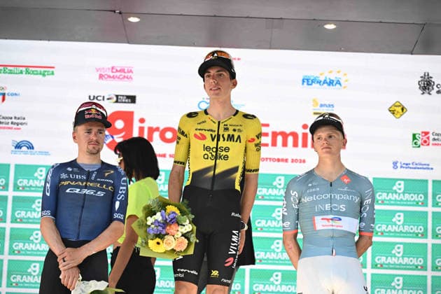 03-10-2026 Giro Dell emilia; 2026, Visma - Lease A Bike; 2026, Pinarello - Q36.5; 2026, Net Company - Ineos; Piganzoli, Davide; Pidcock, Thomas; Onley, Edgar Oscar; Bologna - San Luca;