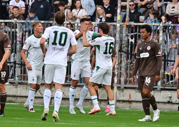 October 3, 2026, German Soccer, Men, Bundesliga, Friendly Match, 2026–2027 Season, Hamburg, FC St. Pauli vs. Borussia Mönchengladbach: Tim Kleindienst (BMG Gladbach, No. 11) scores the 1–0 goal for Gladbach and celebrates with the team. DFB and DFL regulations prohibit any use of photographs as image sequences and or quasi-video. Hamburg Millerntorstadion, Hamburg, Germany Copyright: xnordphotoxGmbH xWitkex