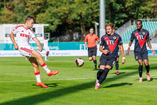 KOELN, GERMANY - OCTOBER 3, 2026: Thijs Dallinga (1. FC Köln, 27) and Tobias Eisenhuth (FC Viktoria Köln, 6) during the friendly match between FC Viktoria Köln vs. 1. FC Köln at the Sportpark Hoehenberg on October 3, 2026 in Koeln, Germany. DFL REGULATIONS PROHIBIT ANY USE OF PHOTOGRAPHS AS IMAGE SEQUENCES AND OR QUASI-VIDEO. Nordrhein-Westfalen Germany Copyright: xLeahxKohringx