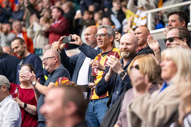 Reading v Bradford City, EFL Sky Bet League 1 Goal! Fans celebrate as Jake Beesley of Bradford City scores during the EFL Sky Bet League 1 match between Reading and Bradford City at the Select Car Leasing Stadium, Reading, UK on 3 October 2026. Reading Select Car Leasing Stadium Berkshire UK Editorial use only DataCo restrictions apply See www.football-dataco.com , Copyright: xStevexBaileyx PSI-24965-0056