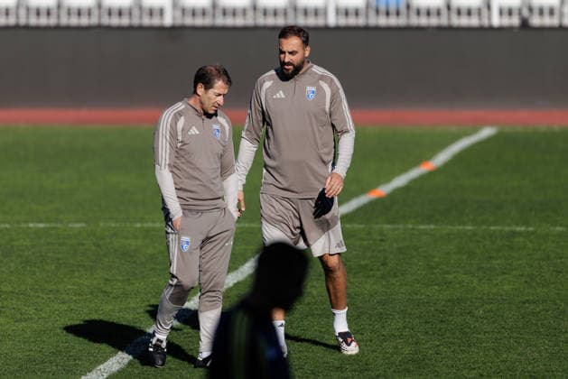 SOCCER - NL, KOS vs AUT PRISTINA,KOSOVO,03.OCT.26 - SOCCER - UEFA Nations League, OEFB international match, Länderspiel, Nationalmannschaft Kosovo vs Austria, preview, training team KOS. Image shows head coach Franco Foda and assistant coach Atdhe Nuhiu (KOS). GEPAxpictures xArminxRauthner