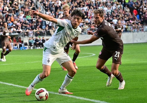 October 3, 2026, GER Soccer, Men, Bundesliga, Friendly Match, 2026–2027 Season, Hamburg, FC St. Pauli vs. Borussia Mönchengladbach: Shuto Machino (BMG Gladbach 18) tries to get the better of Lars Ritzka (Pauli 21). DFB and DFL regulations prohibit any use of photographs as image sequences and or quasi-video. Hamburg Millerntorstadion, Hamburg, Germany Copyright: xnordphotoxGmbH xWitkex