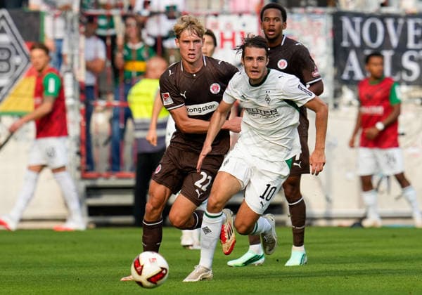Sam Klein (FC St. Pauli, 22) im Zweikampf mit Florian Neuhaus (Borussia Moenchengladbach, 10) GER, FC St. Pauli vs Borussia Mönchengladbach, Freundschaftsspiel, Saison 2026 27, Millerntor-Stadion, Hamburg, 03.10.2026 DFL REGULATIONS PROHIBIT ANY USE OF PHOTOGRAPHS AS IMAGE SEQUENCES AND OR QUASI-VIDEO Foto: HMB Media Scott W. Coleman Hamburg Millerntor-Stadion Hamburg GER Copyright: xScottxW.xColemanx