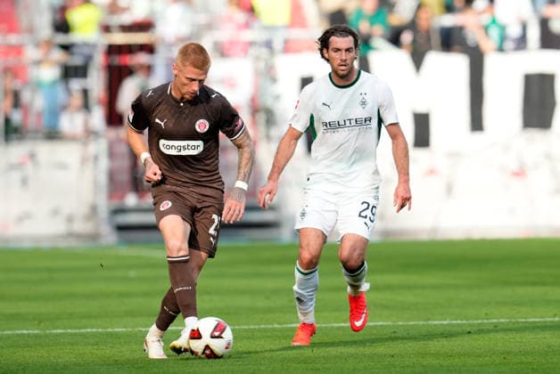 Louis Oppie (FC St. Pauli, 23) gegen Joe Scally (Borussia Moenchengladbach, 29). GER, FC St. Pauli vs Borussia Mönchengladbach, Freundschaftsspiel, Saison 2026 27, Millerntor-Stadion, Hamburg, 03.10.2026 DFL REGULATIONS PROHIBIT ANY USE OF PHOTOGRAPHS AS IMAGE SEQUENCES AND OR QUASI-VIDEO Foto: HMB Media Scott W. Coleman Hamburg Millerntor-Stadion Hamburg GER Copyright: xScottxW.xColemanx
