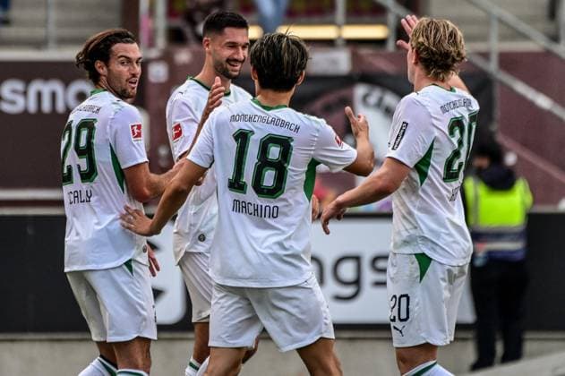 0-1, with Tim Kleindienst celebrating with Joe Scally (29), Shuto Machino (18), and David Herold (20) in Gladbach, Germany; at the Millerntor Stadium in Hamburg; soccer; Bundesliga 1 and 2; FC St. Pauli vs. Borussia Mönchengladbach