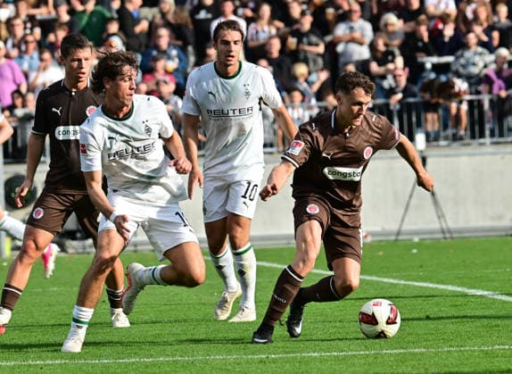 October 3, 2026, GER Soccer, Men, Bundesliga, Friendly Match, 2026–2027 Season, Hamburg, FC St. Pauli vs. Borussia Mönchengladbach: Daiki Hashioka (BMG Gladbach, No. 14) tries to get past Martijn Kaars (Pauli, No. 19). DFB and DFL regulations prohibit any use of photographs as image sequences and or quasi-video. Hamburg, Millerntorstadion, Hamburg, Germany Copyright: xnordphotoxGmbH xWitkex