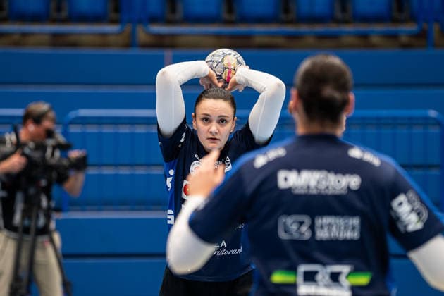 HSG Blomberg Lippe (GER) vs. HC Podravka (CRO), Handball, EHF Champions League Women, Group Stage, October 3, 2026, 2026–2027 Season, Lemgo: Nicole Roth of HSG Blomberg Lippe, age 61, warming up at the Lemgo Phoenix Contact Arena in Germany