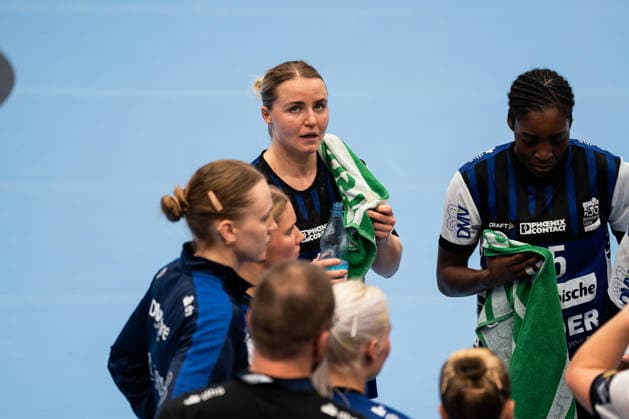HSG Blomberg Lippe GER vs. HC Podravka CRO, Handball, EHF Champions League Women, Group Stage, October 3, 2026, 2026–2027 Season, Lemgo Maxi Muehlner HSG Blomberg Lippe, 10 during a timeout at the Lemgo Phoenix Contact Arena, Germany