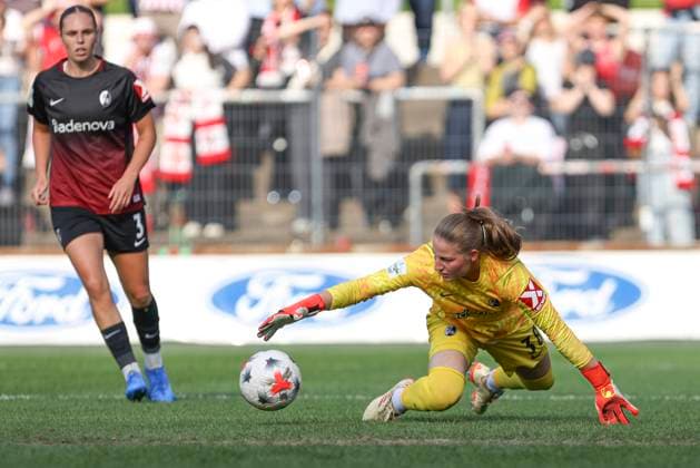 Goalkeeper Anna Reimann of SC Freiburg in action, on the ball, making a solo play during the Women s Bundesliga match between 1 FC Köln and SC Freiburg, Franz Kremer Stadium on October 3, 2026, in Cologne, Germany. Photo by Oliver Kaelke, DeFodi Images. Goalkeeper Anna Reimann of SC Freiburg controls the ball during the Bundesliga match between 1 FC Cologne and SC Freiburg at Franz Kremer Stadium on October 3, 2026 in Cologne, Germany. Photo by Oliver Kaelke, DeFodi Images. DFB and DFL regulations prohibit any use of photographs as image sequences and or quasi-video. Photo by Oliver Kaelke, DeFodi Images.