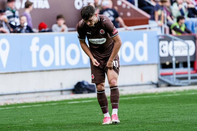 Germany Soccer: 2. Bundesliga, Bundesliga 1, Friendly Match, 2026–27 Season, FC St. Pauli vs. Borussia Mönchengladbach, Millerntor Stadium, Hamburg, St. Pauli, Arkadiusz Pyrka (FC St. Pauli), No. 11, Free Kick, Injured Copyright: xStefanxTrochax