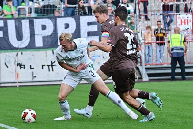 October 3, 2026, GER Soccer, Men, Bundesliga, Friendly Match, 2026–2027 Season, Hamburg, FC St. Pauli vs. Borussia Mönchengladbach; Isac Lidberg (BMG Gladbach 03) tries to get past David Nemeth (Pauli 04); DFB and DFL regulations prohibit any use of photographs as image sequences and or quasi-video; Hamburg Millerntorstadion, Hamburg, Germany Copyright: xnordphotoxGmbH xWitkex