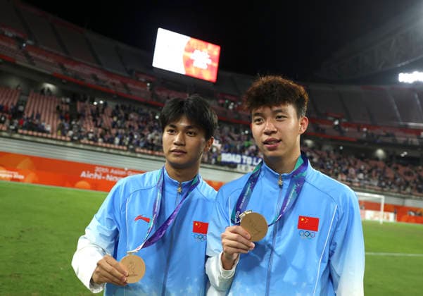 (261003) -- TOYOTA, Oct. 3, 2026 -- Players of team China pose for photos after the awarding ceremony for men s football event at 20th Asian Games Aichi-Nagoya 2026 in Toyota of Aichi Prefecture, Japan, Oct. 3, 2026. ) (SP)JAPAN-TOYOTA-ASIAN GAMES-FOOTBALL-MEN S-AWARDING CEREMONY JiaxHaocheng