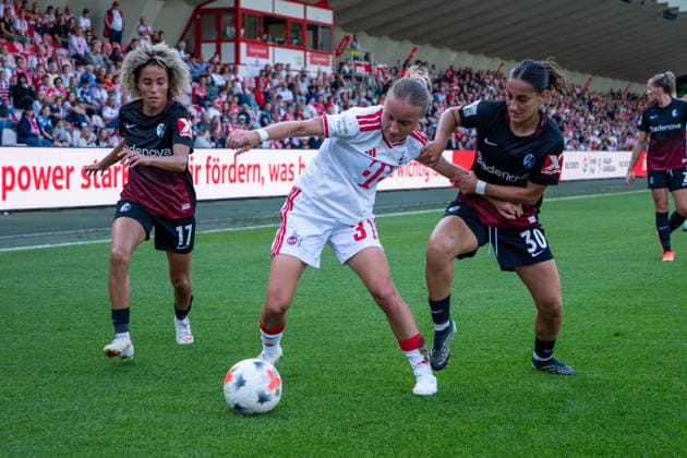 Germany Google Pixel Women s Bundesliga 2026–2027, Matchday 6, 1. FC Köln vs. SC Freiburg, Saturday, October 3, 2026, Franz Kremer Stadium, Cologne, Westphalia, Beke Sterner, 1 FC Köln, 37, tackle, game scene, duel, tackle, tackling, dynamics, action, against Ilayda Acikgöz, SC Freiburg, 30, Amira Arfaoui, SC Freiburg, 17, Cologne, Franz Kremer Stadium, Cologne, Germany Copyright: xOrhanxHabashx