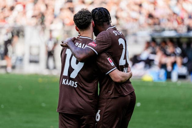 Germany Soccer 2. Bundesliga, 1. Bundesliga, Friendly Match, 2026–27 Season, FC St. Pauli vs. Borussia Mönchengladbach, Millerntor Stadium, Hamburg, St. Pauli, Ricky Jade Jones (FC St. Pauli, No. 26) with Martijn Kaars (FC St. Pauli, No. 19), celebrating the 1–1 tie Copyright: xStefanxTrochax