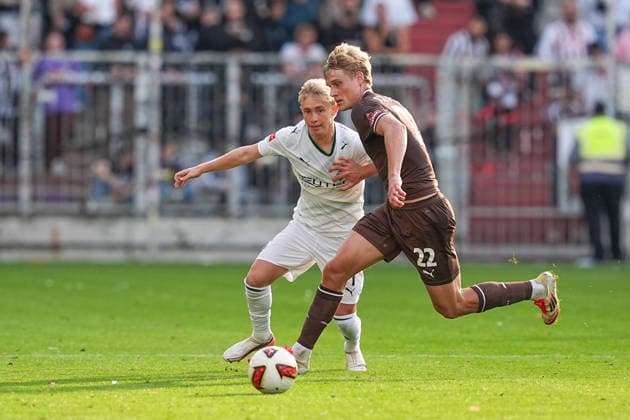 October 3, 2026, xydrx, Men s, Soccer, Friendly Match, FC St. Pauli vs. Borussia Mönchengladbach, 2026–2027 Season, Millerntor Stadium, Fritz Fleck, Borussia Mönchengladbach, No. 27 in a tackle against Sam Klein of FC St. Pauli, No. 22. DFB regulations prohibit any use of photographs as image sequences and or quasi-video. Copyright: HMBxMedia YannisxDreimann