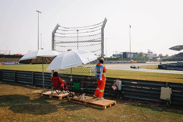 F1 - BAHRAIN GRAND PRIX IN MALAYSIA 2026 marshall, commissaire de piste, marshal, marshalls, marshals during the 2026 Formula 1 Bahrain Grand Prix in Malaysia, 16th round of the 2026 Formula One World Championship, WM, Weltmeisterschaft from October 2 to 4, 2026 on the Sepang International Circuit, in Sepang, Malaysia - SepangMalaysia Copyright: xANTONINxVINCENTx