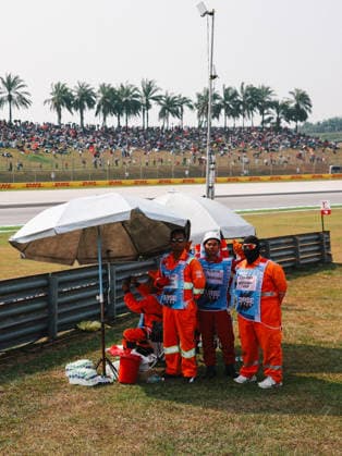 F1 - BAHRAIN GRAND PRIX IN MALAYSIA 2026 marshall, commissaire de piste, marshal, marshalls, marshals during the 2026 Formula 1 Bahrain Grand Prix in Malaysia, 16th round of the 2026 Formula One World Championship, WM, Weltmeisterschaft from October 2 to 4, 2026 on the Sepang International Circuit, in Sepang, Malaysia - SepangMalaysia Copyright: xANTONINxVINCENTx