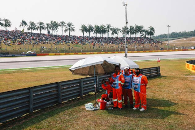 F1 - BAHRAIN GRAND PRIX IN MALAYSIA 2026 marshall, commissaire de piste, marshal, marshalls, marshals during the 2026 Formula 1 Bahrain Grand Prix in Malaysia, 16th round of the 2026 Formula One World Championship, WM, Weltmeisterschaft from October 2 to 4, 2026 on the Sepang International Circuit, in Sepang, Malaysia - SepangMalaysia Copyright: xANTONINxVINCENTx