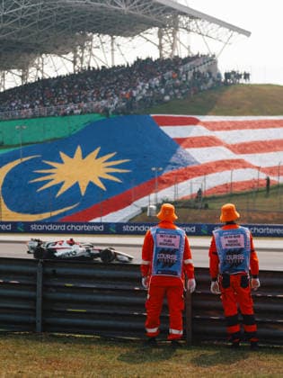F1 - BAHRAIN GRAND PRIX IN MALAYSIA 2026 marshall, commissaire de piste, marshal, marshalls, marshals during the 2026 Formula 1 Bahrain Grand Prix in Malaysia, 16th round of the 2026 Formula One World Championship, WM, Weltmeisterschaft from October 2 to 4, 2026 on the Sepang International Circuit, in Sepang, Malaysia - SepangMalaysia Copyright: xANTONINxVINCENTx