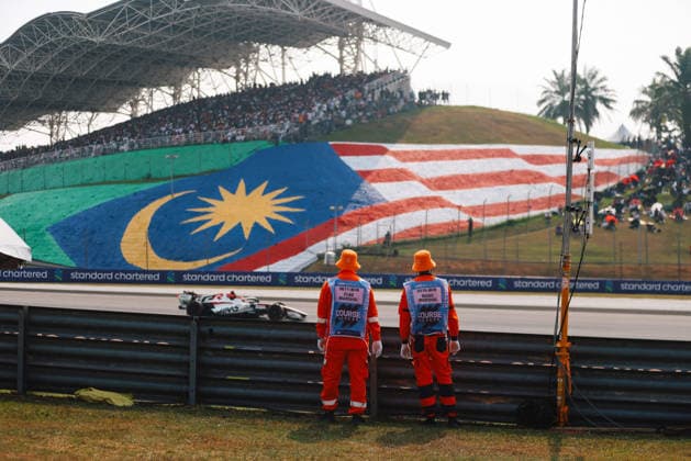 F1 - BAHRAIN GRAND PRIX IN MALAYSIA 2026 marshall, commissaire de piste, marshal, marshalls, marshals during the 2026 Formula 1 Bahrain Grand Prix in Malaysia, 16th round of the 2026 Formula One World Championship, WM, Weltmeisterschaft from October 2 to 4, 2026 on the Sepang International Circuit, in Sepang, Malaysia - SepangMalaysia Copyright: xANTONINxVINCENTx
