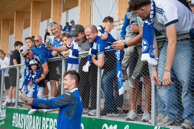 October 3, 2026, Soccer, 2026–2027 Season, Friendly Match, SC Austria Lustenau vs. FC Schalke 04, Goalkeeper Kevin Müller of FC Schalke 04 goes over to the fans and gives away his gloves, xRHR PHOTO YYx Copyright: KROEGER RHR-FOTOx RHR-FOTO YY