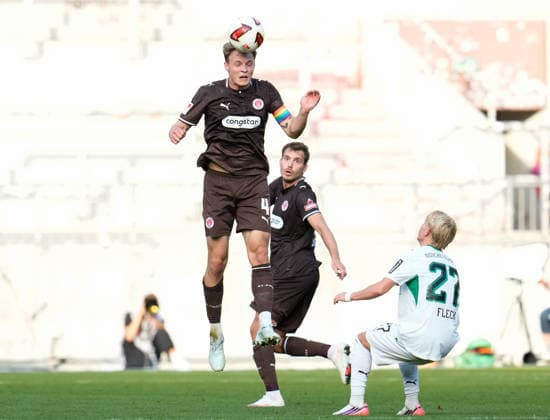 David Nemeth (FC St. Pauli, 4) koepft den Ball. GER, FC St. Pauli vs Borussia Mönchengladbach, Freundschaftsspiel, Saison 2026 27, Millerntor-Stadion, Hamburg, 03.10.2026 DFL REGULATIONS PROHIBIT ANY USE OF PHOTOGRAPHS AS IMAGE SEQUENCES AND OR QUASI-VIDEO Foto: HMB Media Scott W. Coleman Hamburg Millerntor-Stadion Hamburg GER Copyright: xScottxW.xColemanx