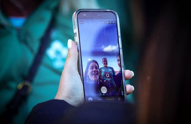 Women s International Test Match, Virgin Media Park, Cork 3 10 2026 Ireland vs Japan Ireland s Robyn O™Connor takes a selfy with a fan Robyn O™Connor takes a selfy with a fan 3 10 2026 Copyright: xx DC91195 copy