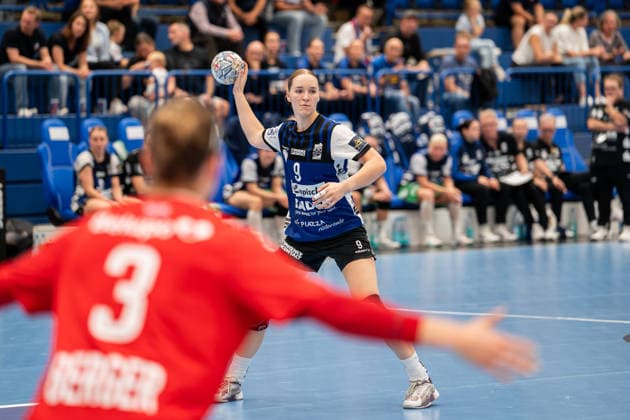 HSG Blomberg Lippe GER vs. HC Podravka CRO, Handball, EHF Champions League Women, Group Stage, October 3, 2026, 2026–2027 Season, Lemgo’s Nieke Kuehne of HSG Blomberg Lippe, No. 9, building up play at the Lemgo Phoenix Contact Arena in Germany