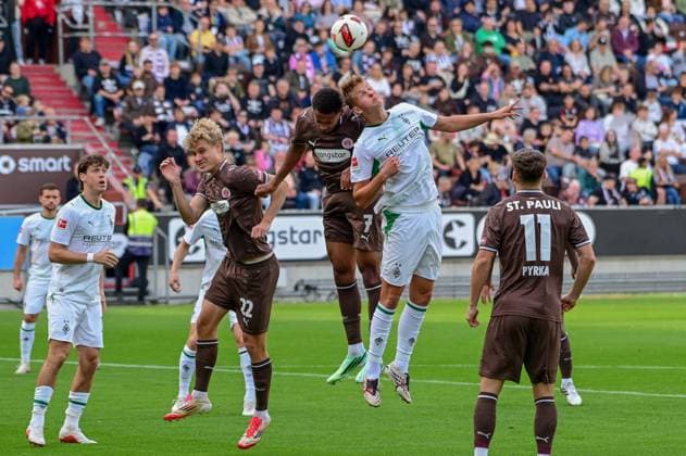 Sam Klein, Youssoupha Niang, St. Pauli, Mönchengladbach, Germany; Hamburg, Millerntor Stadium; soccer; Bundesliga 1 and 2; FC St. Pauli, Borussia Mönchengladbach
