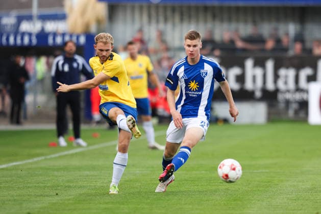 October 3, 2026, Soccer, Men s, Regionalliga Nord, Matchday 12, BSV Kickers Emden vs. SV Todesfelde: Jannes Warnken (No. 23, BSV Kickers Emden) in a tackle with Tyler Körting (No. 25, SV Todesfelde)