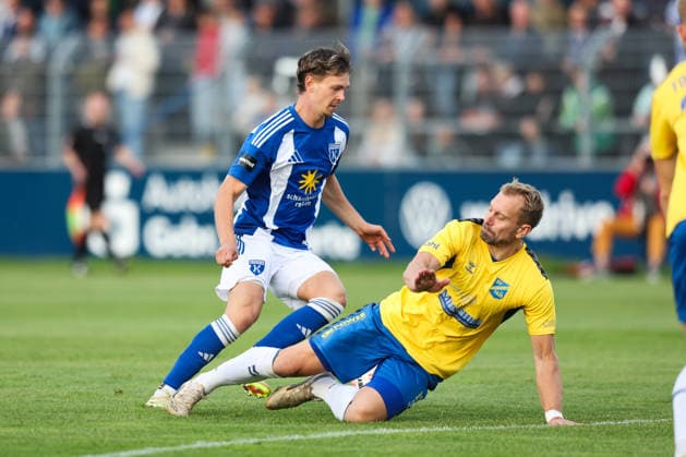 October 3, 2026, Soccer, Men s, Regionalliga Nord, Matchday 12, BSV Kickers Emden vs. SV Todesfelde: Nick Stepantsev (39, BSV Kickers Emden) in a tackle with Christian Rave (13, SV Todesfelde)